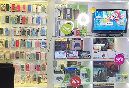 Venda de acessórios eletrônicos como carregadores e fones de ouvido